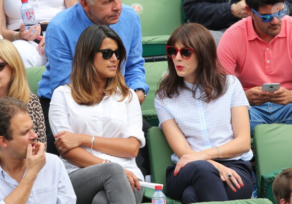 Karine Ferri et Nolwenn Leroy - People dans les tribunes lors du Tournoi de Roland-Garros (les Internationaux de France de tennis) à Paris, le 27 mai 2016. © Cyril Moreau/Bestimage  People attending the French Tennis Open at Roland-Garros in Paris, France, on May 27th, 2016.27/05/2016 - Paris