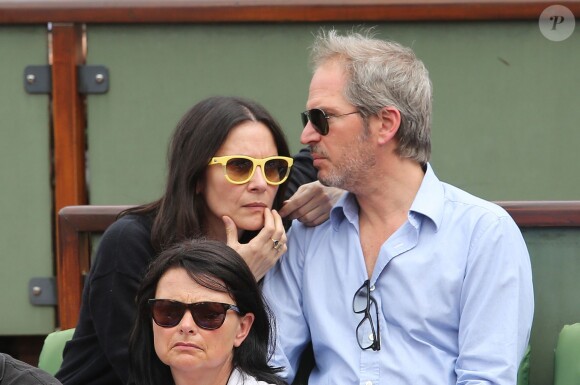 Géraldine Pailhas et son compagnon Christopher Thompson - People dans les tribunes lors du Tournoi de Roland-Garros (les Internationaux de France de tennis) à Paris, le 27 mai 2016. © Cyril Moreau/Bestimage  People attending the French Tennis Open at Roland-Garros in Paris, France, on May 27th, 2016.27/05/2016 - Paris