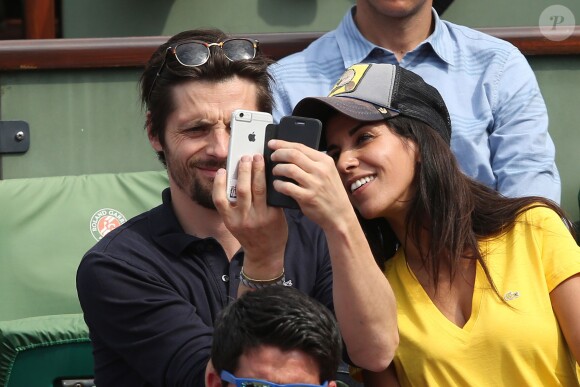 Reem Kherici et Raphaël Personnaz - People dans les tribunes lors du Tournoi de Roland-Garros (les Internationaux de France de tennis) à Paris, le 27 mai 2016. © Cyril Moreau/Bestimage  People attending the French Tennis Open at Roland-Garros in Paris, France, on May 27th, 2016.27/05/2016 - Paris