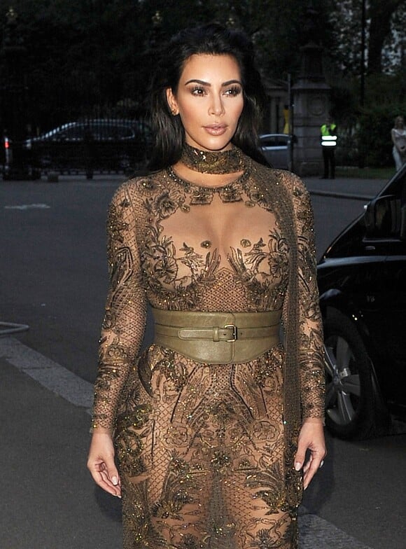 Kim Kardashian arrive au dîner de gala de "The Vogue 100" à Hyde Park, Londres, le 23 mai 2016.