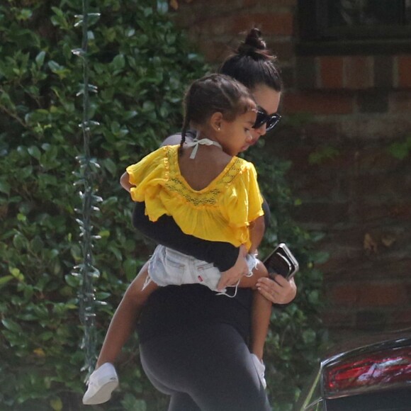 Kourtney Kardashian et Kim Kardashian emmènent leurs enfants Mason, Penelope et North à leur cours de musique à Beverly Hills, le 26 mai 2016