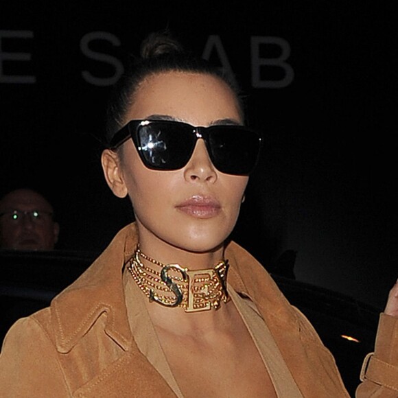 Kim Kardashian, (portant un collier "SEX") et son mari Kanye West arrivent au restaurant "Hakkasan", situé dans le quartier de Mayfair à Londres, le 20 mai 2016.
