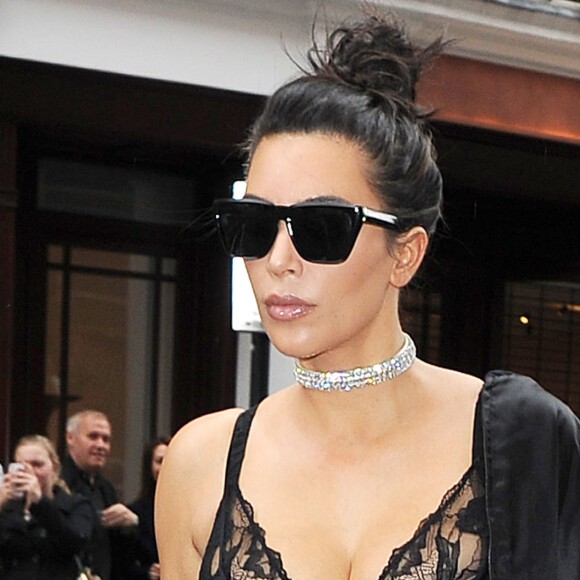 Kim Kardashian, portant un superbe collier de diamants, et son mari Kanye West arrivent au restaurant "C" dans le quartier de Mayfair à Londres, le 21 mai 2016.