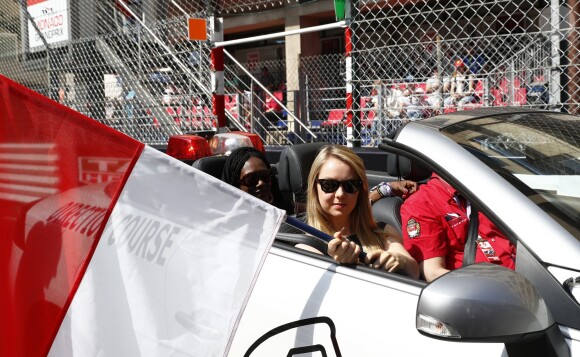 La princesse Alexandra de Hanovre a fait le 28 mai 2016 un tour d'honneur pour fermer le circuit du Grand Prix de F1 de Monaco avant la séance d'essais, en compagnie de Khadja Nin, femme de Jackie Ickx © Bruno Bebert/Bestimage
