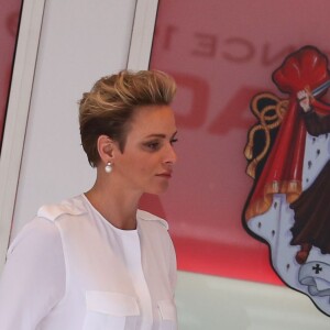 La princesse Charlene de Monaco, aux couleurs de la principauté lors du Grand Prix de Formule 1 de Monaco, le 29 mai 2016.