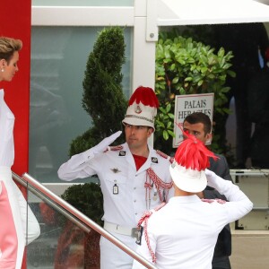 La princesse Charlene de Monaco, aux couleurs de la principauté lors du Grand Prix de Formule 1 de Monaco, le 29 mai 2016.