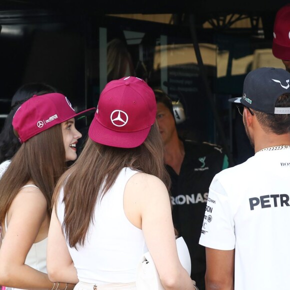 Barbara Palvin, sa soeur Anita et Lewis Hamilton lors du Grand Prix de Formule 1 de Monaco, le 28 mai 2016. © Bruno Bebert/Bestimage