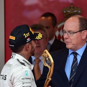 Le prince Albert II et la princesse Charlene de Monaco ont présidé, assistés de Louis Ducruet, la cérémonie de remise des trophées du 74e Grand Prix de F1 de Monaco, remporté par Lewis Hamilton devant D. Ricciardo et S. Perez, le 29 mai 2016. © Bruno Bebert/Bestimage