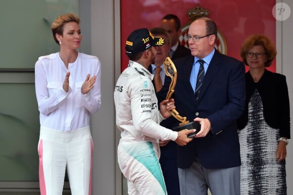 Le prince Albert II et la princesse Charlene de Monaco ont présidé, assistés de Louis Ducruet, la cérémonie de remise des trophées du 74e Grand Prix de F1 de Monaco, remporté par Lewis Hamilton devant D. Ricciardo et S. Perez, le 29 mai 2016. © Bruno Bebert/Bestimage