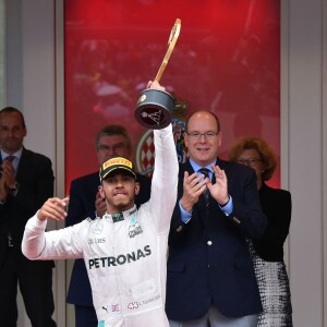 Le prince Albert II et la princesse Charlene de Monaco ont présidé, assistés de Louis Ducruet, la cérémonie de remise des trophées du 74e Grand Prix de F1 de Monaco, remporté par Lewis Hamilton devant D. Ricciardo et S. Perez, le 29 mai 2016. © Bruno Bebert/Bestimage