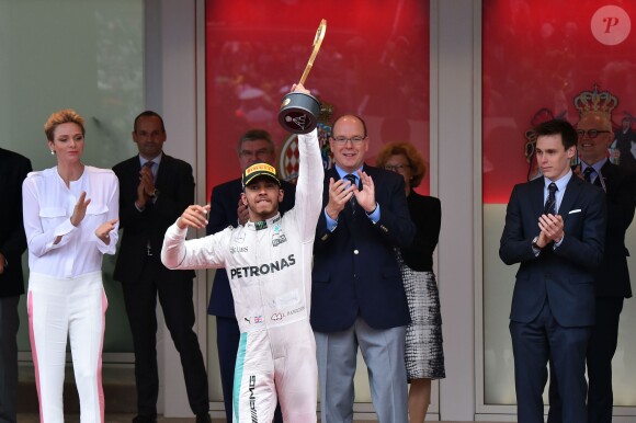 Le prince Albert II et la princesse Charlene de Monaco ont présidé, assistés de Louis Ducruet, la cérémonie de remise des trophées du 74e Grand Prix de F1 de Monaco, remporté par Lewis Hamilton devant D. Ricciardo et S. Perez, le 29 mai 2016. © Bruno Bebert/Bestimage