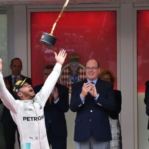 Le prince Albert II et la princesse Charlene de Monaco ont présidé, assistés de Louis Ducruet, la cérémonie de remise des trophées du 74e Grand Prix de F1 de Monaco, remporté par Lewis Hamilton devant D. Ricciardo et S. Perez, le 29 mai 2016. © Bruno Bebert/Bestimage