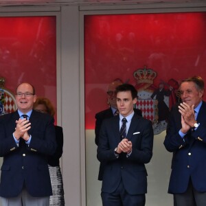 Le prince Albert II et la princesse Charlene de Monaco ont présidé, assistés de Louis Ducruet, la cérémonie de remise des trophées du 74e Grand Prix de F1 de Monaco, remporté par Lewis Hamilton devant D. Ricciardo et S. Perez, le 29 mai 2016. © Bruno Bebert/Bestimage