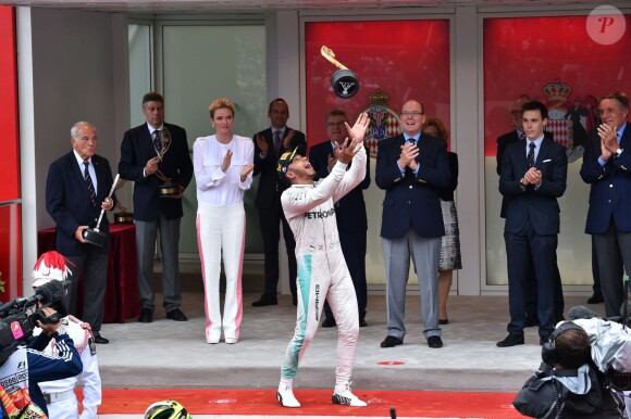 Le prince Albert II et la princesse Charlene de Monaco ont présidé, assistés de Louis Ducruet, la cérémonie de remise des trophées du 74e Grand Prix de F1 de Monaco, remporté par Lewis Hamilton devant D. Ricciardo et S. Perez, le 29 mai 2016. © Bruno Bebert/Bestimage