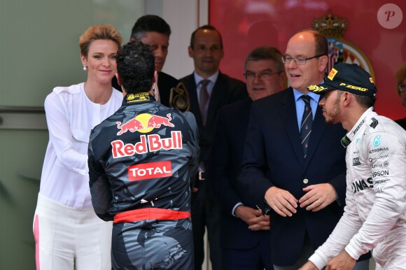 Le prince Albert II et la princesse Charlene de Monaco ont présidé, assistés de Louis Ducruet, la cérémonie de remise des trophées du 74e Grand Prix de F1 de Monaco, remporté par Lewis Hamilton devant D. Ricciardo et S. Perez, le 29 mai 2016. © Bruno Bebert/Bestimage