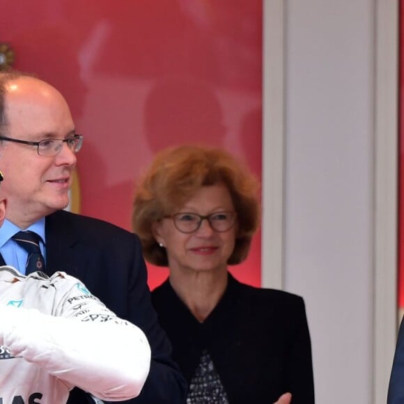 Le prince Albert II et la princesse Charlene de Monaco ont présidé, avec Louis Ducruet, la cérémonie de remise des trophées du 74e Grand Prix de F1 de Monaco, remporté par Lewis Hamilton devant D. Ricciardo et S. Perez, le 29 mai 2016. © Bruno Bebert/Bestimage