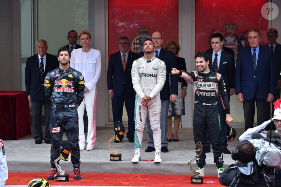 Le prince Albert II et la princesse Charlene de Monaco ont présidé, avec Louis Ducruet, la cérémonie de remise des trophées du 74e Grand Prix de F1 de Monaco, remporté par Lewis Hamilton devant D. Ricciardo et S. Perez, le 29 mai 2016. © Bruno Bebert/Bestimage