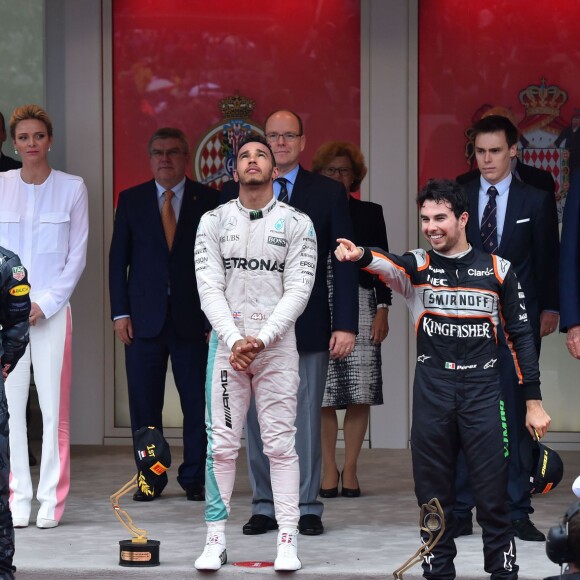 Le prince Albert II et la princesse Charlene de Monaco ont présidé, avec Louis Ducruet, la cérémonie de remise des trophées du 74e Grand Prix de F1 de Monaco, remporté par Lewis Hamilton devant D. Ricciardo et S. Perez, le 29 mai 2016. © Bruno Bebert/Bestimage