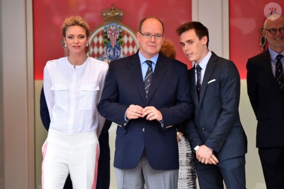 Le prince Albert II et la princesse Charlene de Monaco ont présidé, avec Louis Ducruet, la cérémonie de remise des trophées du 74e Grand Prix de F1 de Monaco, remporté par Lewis Hamilton devant D. Ricciardo et S. Perez, le 29 mai 2016. © Bruno Bebert/Bestimage