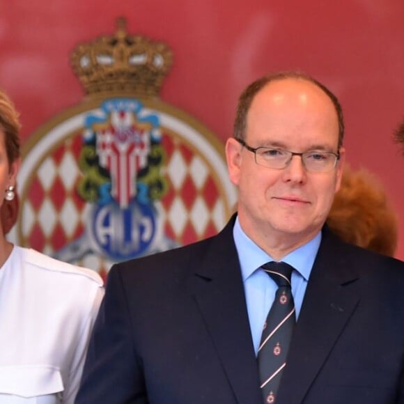 Le prince Albert II et la princesse Charlene de Monaco ont présidé, avec Louis Ducruet, la cérémonie de remise des trophées du 74e Grand Prix de F1 de Monaco, remporté par Lewis Hamilton devant D. Ricciardo et S. Perez, le 29 mai 2016. © Bruno Bebert/Bestimage