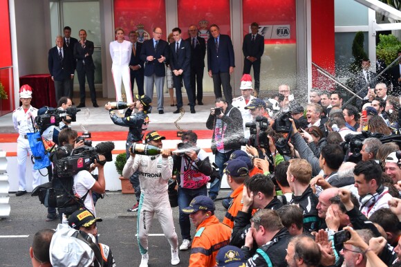 Le prince Albert II et la princesse Charlene de Monaco ont présidé, avec Louis Ducruet, la cérémonie de remise des trophées du 74e Grand Prix de F1 de Monaco, remporté par Lewis Hamilton devant D. Ricciardo et S. Perez, le 29 mai 2016. © Bruno Bebert/Bestimage