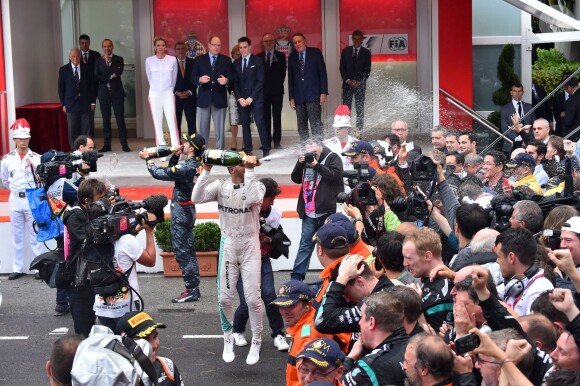 Le prince Albert II et la princesse Charlene de Monaco ont présidé, avec Louis Ducruet, la cérémonie de remise des trophées du 74e Grand Prix de F1 de Monaco, remporté par Lewis Hamilton devant D. Ricciardo et S. Perez, le 29 mai 2016. © Bruno Bebert/Bestimage