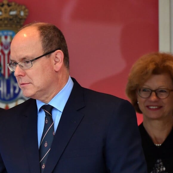 Le prince Albert II et la princesse Charlene de Monaco ont présidé la cérémonie de remise des trophées du 74e Grand Prix de F1 de Monaco, remporté par Lewis Hamilton devant D. Ricciardo et S. Perez, le 29 mai 2016. © Bruno Bebert/Bestimage