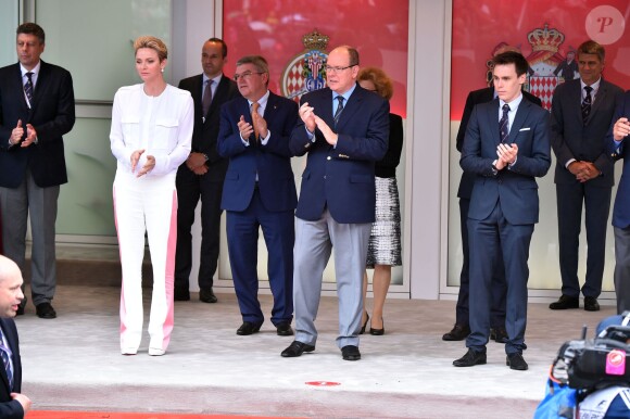Le prince Albert II et la princesse Charlene de Monaco ont présidé la cérémonie de remise des trophées du 74e Grand Prix de F1 de Monaco, remporté par Lewis Hamilton devant D. Ricciardo et S. Perez, le 29 mai 2016. © Bruno Bebert/Bestimage