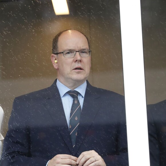Le prince Albert II de Monaco, la princesse Charlene et Louis Ducruet dans la loge princière au 74e Grand Prix de F1 de Monaco, remporté par Lewis Hamilton devant D. Ricciardo et S. Perez, le 29 mai 2016.