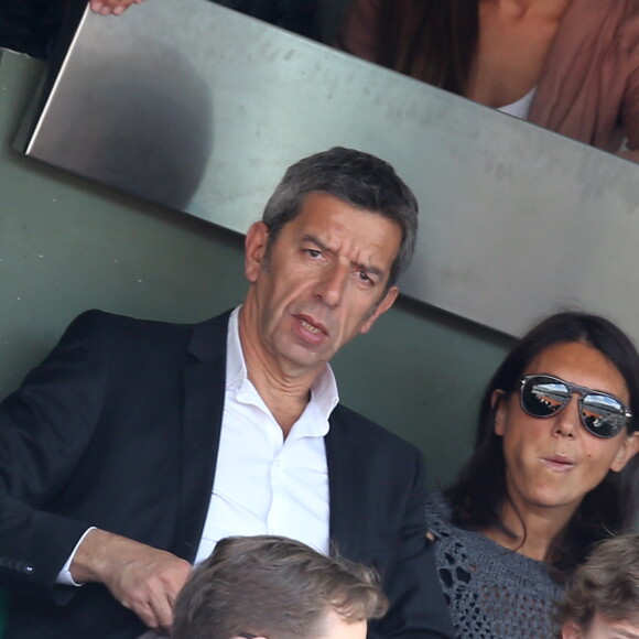 Michel Cymes et sa femme Nathalie de la Serna - People dans les tribunes lors du tournoi de tennis de Roland Garros à Paris le 30 mai 2015.