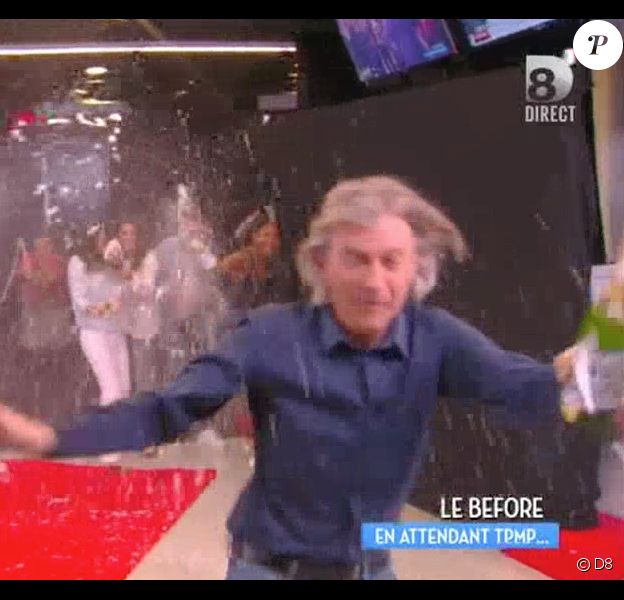 Gilles Verdez chute et se blesse en direct dans "Touche pas à mon poste" sur D8. Le 30 mai 2016.