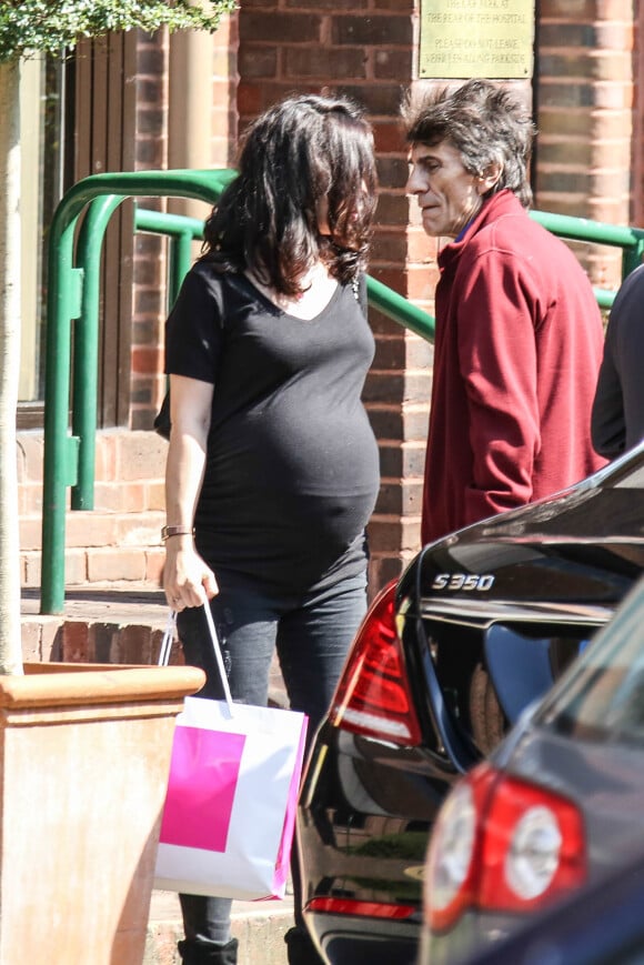 Exclusif - Ronnie Wood et sa femme Sally Humphries enceinte arrivent à l'hôpital à Londres, le 16 mai 2016