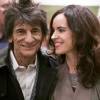 Ronnie Wood (Ron Wood) et sa femme Sally Humphreys au Royal College of Art pour remettre un prix à la NOA (National Open Art) à Londres le 21 octobre 2015