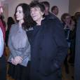 Ronnie Wood et sa femme Sally Humphreys au Royal College of Art pour remettre un prix à la NOA (National Open Art) à Londres le 21 octobre 2015