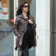 Exclusif - Sally Humphreys enceinte de jumeaux à la sortie d'un salon de manucure à Londres, le 26 mai 2016