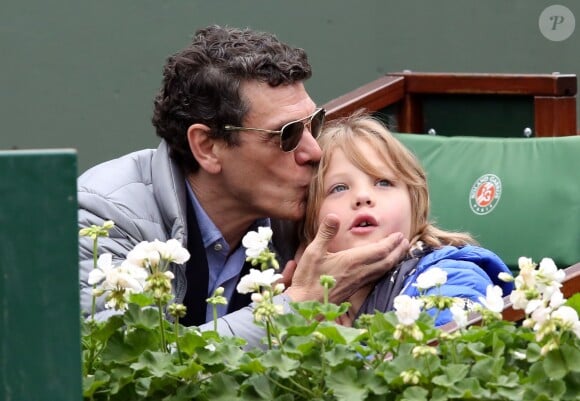 Marc Lavoine et son fils Roman dans les tribunes des internationaux de France de tennis à Roland Garros le 1er juin 2016. © Dominique Jacovides / Bestimage