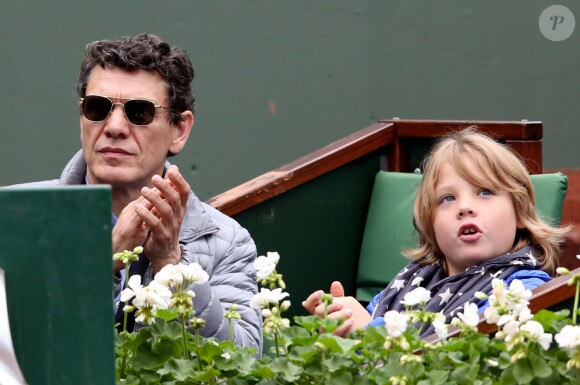 Marc Lavoine et son fils Roman dans les tribunes des internationaux de France de tennis à Roland Garros le 1er juin 2016. © Dominique Jacovides / Bestimage
