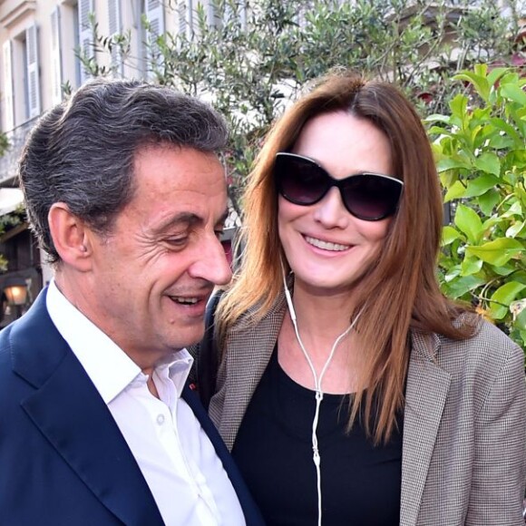 Exclusif - Nicolas Sarkozy et sa femme Carla Bruni-Sarkozy sont allés dîner au restaurant "La Petite Maison" après avoir participé aux Journées d'études du Parti Populaire Européen à l'hôtel Méridien à Nice, le 1er juin 2016. © Bruno Bebert/Bestimage