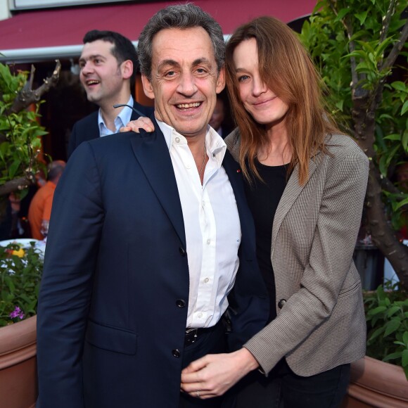 Exclusif - Nicolas Sarkozy et sa femme Carla Bruni-Sarkozy sont allés dîner au restaurant "La Petite Maison" après avoir participé aux Journées d'études du Parti Populaire Européen à l'hôtel Méridien à Nice, le 1er juin 2016. © Bruno Bebert/Bestimage