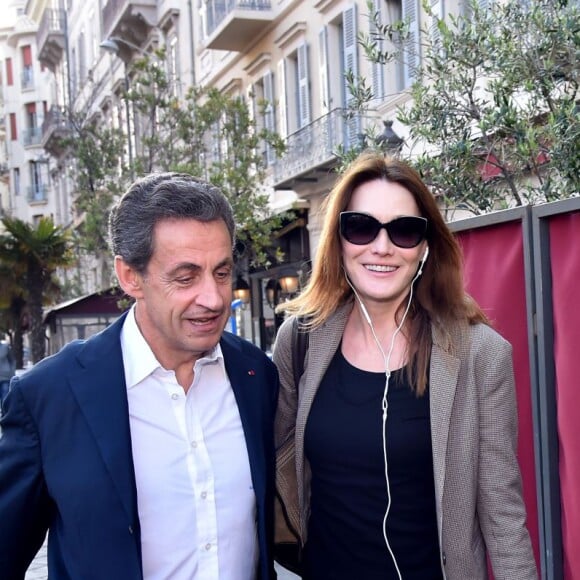 Exclusif - Nicolas Sarkozy et sa femme Carla Bruni-Sarkozy sont allés dîner au restaurant "La Petite Maison" après avoir participé aux Journées d'études du Parti Populaire Européen à l'hôtel Méridien à Nice, le 1er juin 2016. © Bruno Bebert/Bestimage