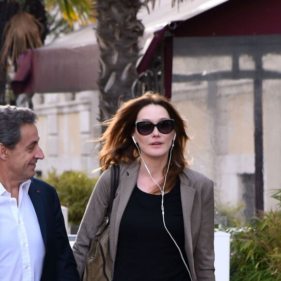 Exclusif - Nicolas Sarkozy et sa femme Carla Bruni-Sarkozy sont allés dîner au restaurant "La Petite Maison" après avoir participé aux Journées d'études du Parti Populaire Européen à l'hôtel Méridien à Nice, le 1er juin 2016. © Bruno Bebert/Bestimage