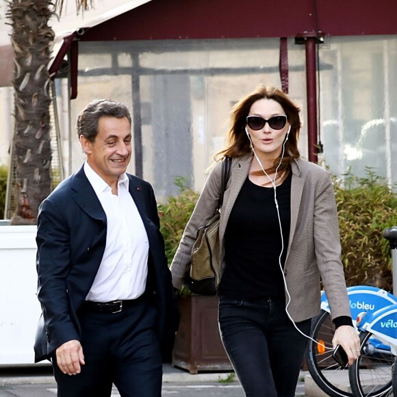 Exclusif - Nicolas Sarkozy et sa femme Carla Bruni-Sarkozy sont allés dîner au restaurant "La Petite Maison" après avoir participé aux Journées d'études du Parti Populaire Européen à l'hôtel Méridien à Nice, le 1er juin 2016. © Bruno Bebert/Bestimage