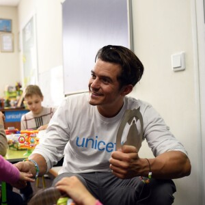 Orlando Bloom, ambassadeur de bonne volonté de l'UNICEF, rend visite à des petits ukrainiens après le conflit qui ravage une grosse partie du pays le 28 avril 2016.