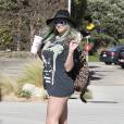 Exclusif - La chanteuse Kesha fait une balade à vélo à Los Angeles le 2 avril 2016. © CPA / Bestimage