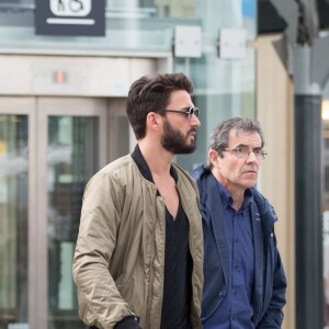 Exclusif - Nabilla Benattia et son compagnon Thomas Vergara sont attendus par une équipe de TF1 alors qu'ils arrivent à la gare de Lyon avec leur chienne Pita à Paris, le 26 mai 2016. Le couple est allé faire du shopping chez American Apparel (Thomas s'est mis torse nu pour essayer un t-shirt) avant de se rendre à l'hôtel Mystique près de l'Arc de Triomphe où ils ont été interviewés pour l'émission "50 Minute Inside". Ils sont ensuite allés à la poste avant de rejoindre la gare de Lyon pour rentrer.