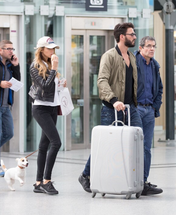 Exclusif - Nabilla Benattia et son compagnon Thomas Vergara sont attendus par une équipe de TF1 alors qu'ils arrivent à la gare de Lyon avec leur chienne Pita à Paris, le 26 mai 2016. Le couple est allé faire du shopping chez American Apparel (Thomas s'est mis torse nu pour essayer un t-shirt) avant de se rendre à l'hôtel Mystique près de l'Arc de Triomphe où ils ont été interviewés pour l'émission "50 Minute Inside". Ils sont ensuite allés à la poste avant de rejoindre la gare de Lyon pour rentrer.