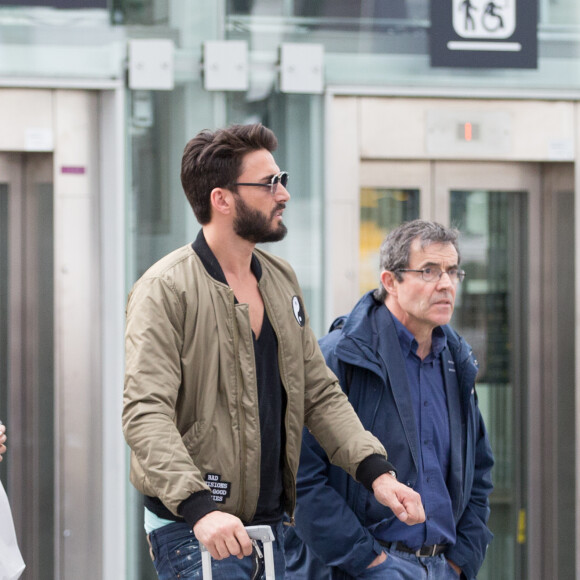 Exclusif - Nabilla Benattia et son compagnon Thomas Vergara sont attendus par une équipe de TF1 alors qu'ils arrivent à la gare de Lyon avec leur chienne Pita à Paris, le 26 mai 2016. Le couple est allé faire du shopping chez American Apparel (Thomas s'est mis torse nu pour essayer un t-shirt) avant de se rendre à l'hôtel Mystique près de l'Arc de Triomphe où ils ont été interviewés pour l'émission "50 Minute Inside". Ils sont ensuite allés à la poste avant de rejoindre la gare de Lyon pour rentrer.