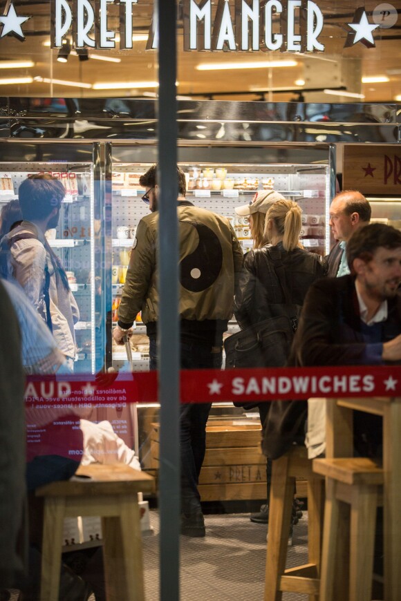 Exclusif - Nabilla Benattia et son compagnon Thomas Vergara sont attendus par une équipe de TF1 alors qu'ils arrivent à la gare de Lyon avec leur chienne Pita à Paris, le 26 mai 2016. Le couple est allé faire du shopping chez American Apparel (Thomas s'est mis torse nu pour essayer un t-shirt) avant de se rendre à l'hôtel Mystique près de l'Arc de Triomphe où ils ont été interviewés pour l'émission "50 Minute Inside". Ils sont ensuite allés à la poste avant de rejoindre la gare de Lyon pour rentrer.