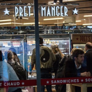 Exclusif - Nabilla Benattia et son compagnon Thomas Vergara sont attendus par une équipe de TF1 alors qu'ils arrivent à la gare de Lyon avec leur chienne Pita à Paris, le 26 mai 2016. Le couple est allé faire du shopping chez American Apparel (Thomas s'est mis torse nu pour essayer un t-shirt) avant de se rendre à l'hôtel Mystique près de l'Arc de Triomphe où ils ont été interviewés pour l'émission "50 Minute Inside". Ils sont ensuite allés à la poste avant de rejoindre la gare de Lyon pour rentrer.