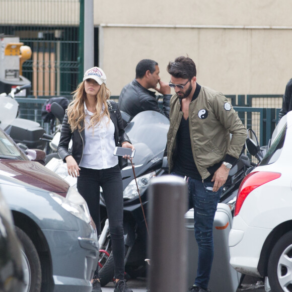 Exclusif - Nabilla Benattia et son compagnon Thomas Vergara sont attendus par une équipe de TF1 alors qu'ils arrivent à la gare de Lyon avec leur chienne Pita à Paris, le 26 mai 2016. Le couple est allé faire du shopping chez American Apparel (Thomas s'est mis torse nu pour essayer un t-shirt) avant de se rendre à l'hôtel Mystique près de l'Arc de Triomphe où ils ont été interviewés pour l'émission "50 Minute Inside". Ils sont ensuite allés à la poste avant de rejoindre la gare de Lyon pour rentrer.
